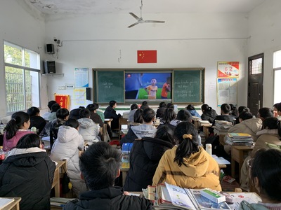 桃源三中組織收看“我是接班人”湖南省網(wǎng)絡(luò)大課堂活動 社會大課堂引領(lǐng)德育新風(fēng)尚